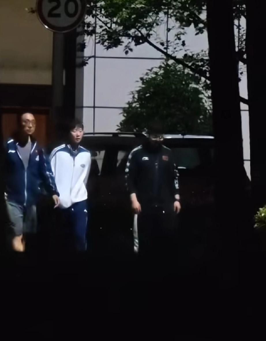 成都国乒训练基地，今天结束身体上的训练已经到了深夜的王曼昱，与孟队医和体能教练一