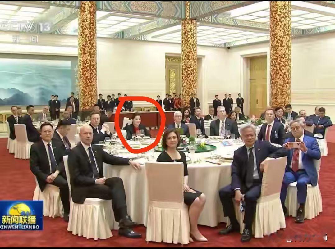 坐在马斯克和库克中间的中国女性是谁？蓝思科技创始人周群飞。年轻时在富士康流水线上