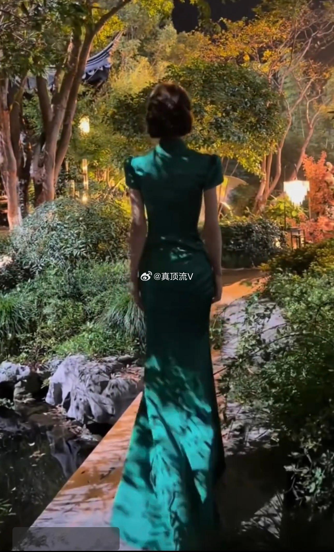 田曦薇身材不错啊，和陈都灵差不多吧？田曦薇绿色拖尾旗袍田曦薇 ​​​
