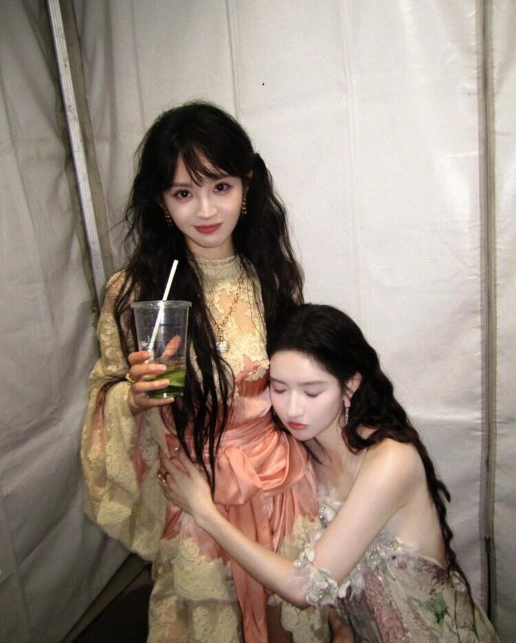 田曦薇嘴脚快压不住了 😂😂 ​​​
