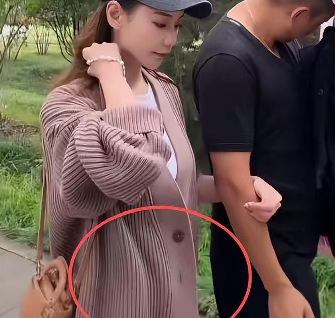 马筱梅这是真怀孕了？
马筱梅被传怀孕一阵了，她一直没做回应，被网友拍到近日和汪小