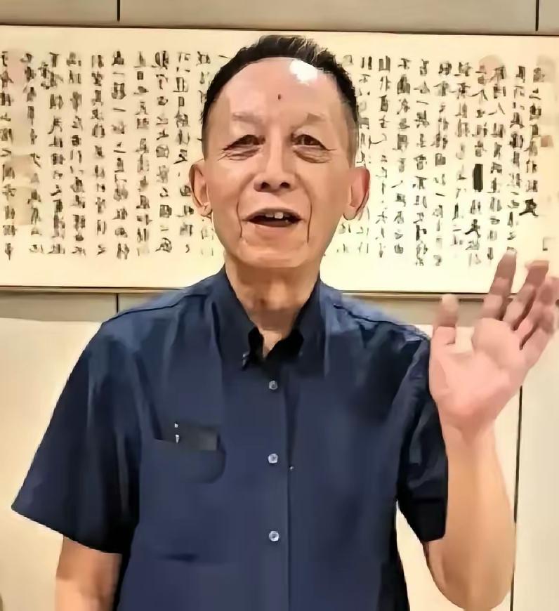 武汉大学历史系的副教授，教了十几年书，一直评不上教授，只好辞职，到了厦门大学。到