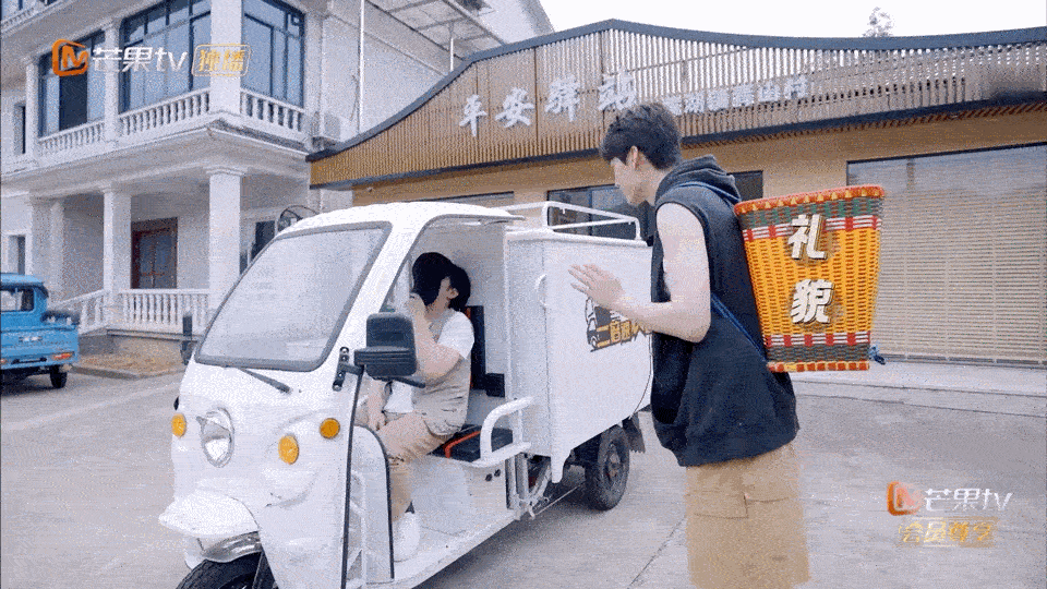 #庞博取快递全靠蒙# #忙忙碌碌寻宝藏# 忙忙碌碌寻宝藏，庞博你寻的是快递吧？取