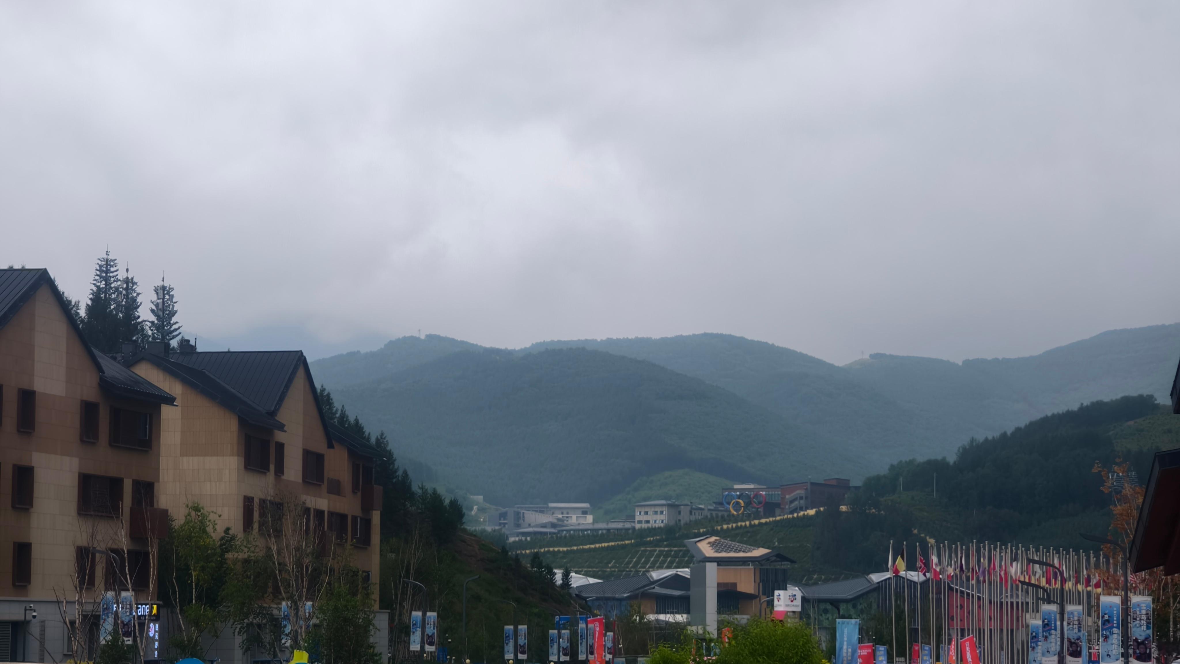 北京转车的时候，在站台等车5分钟，快湿透了。结果到了崇礼冬奥村，老天，22度，这