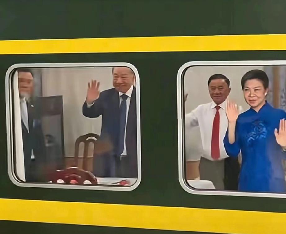 苏林回国了，
不是坐的飞机，坐的绿皮火车。
可能有人会觉得奇怪，一国领导人结束访