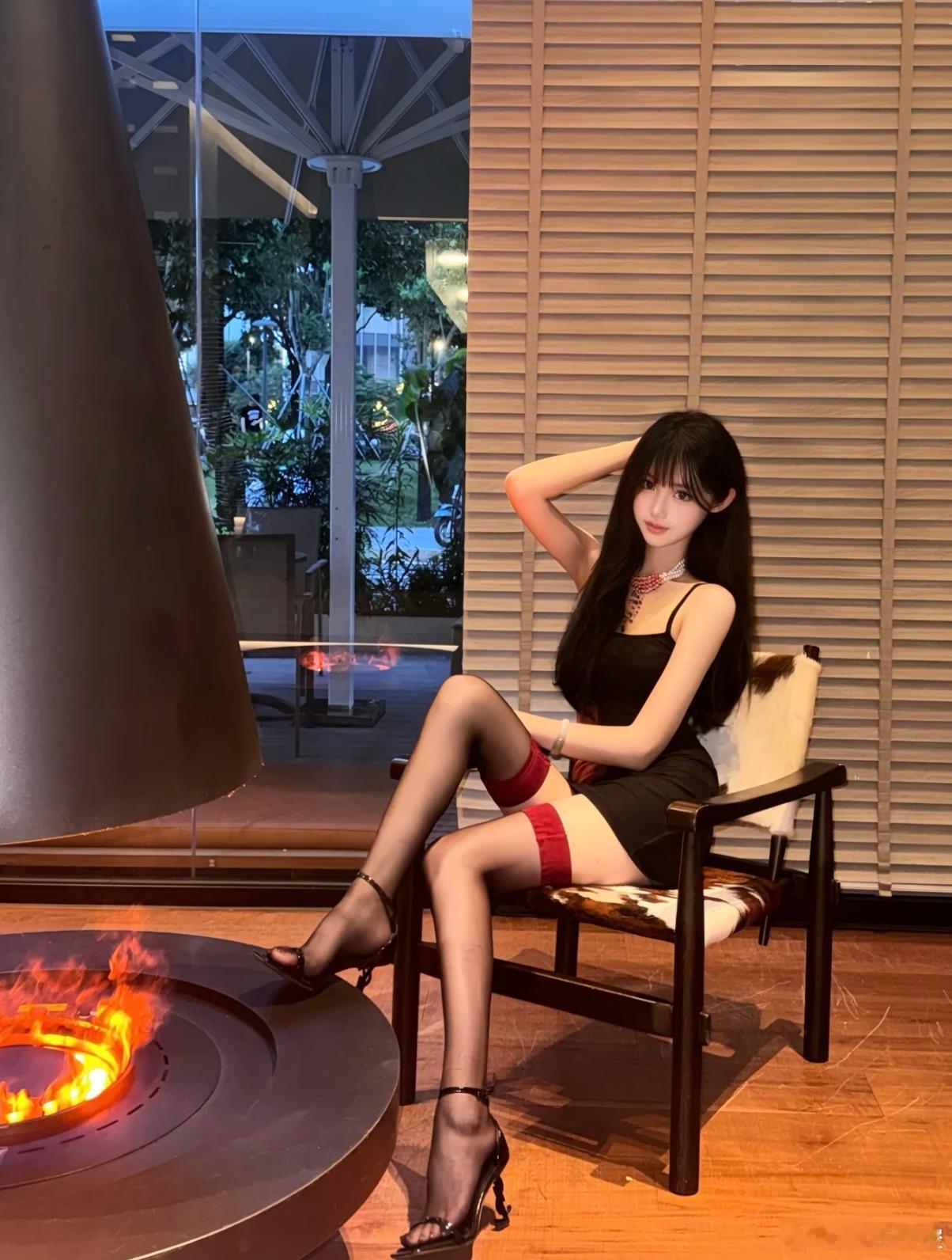 #时尚穿搭#  黑裙搭配吊带袜.. ​​​