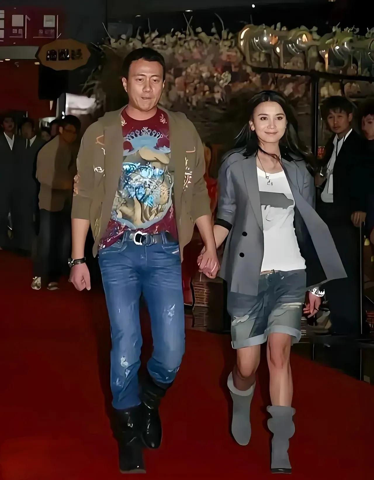 胡军这是什么时候走红地毯的照片呢？胡军这一身穿的花里胡哨，还加个长统靴子，这是怎