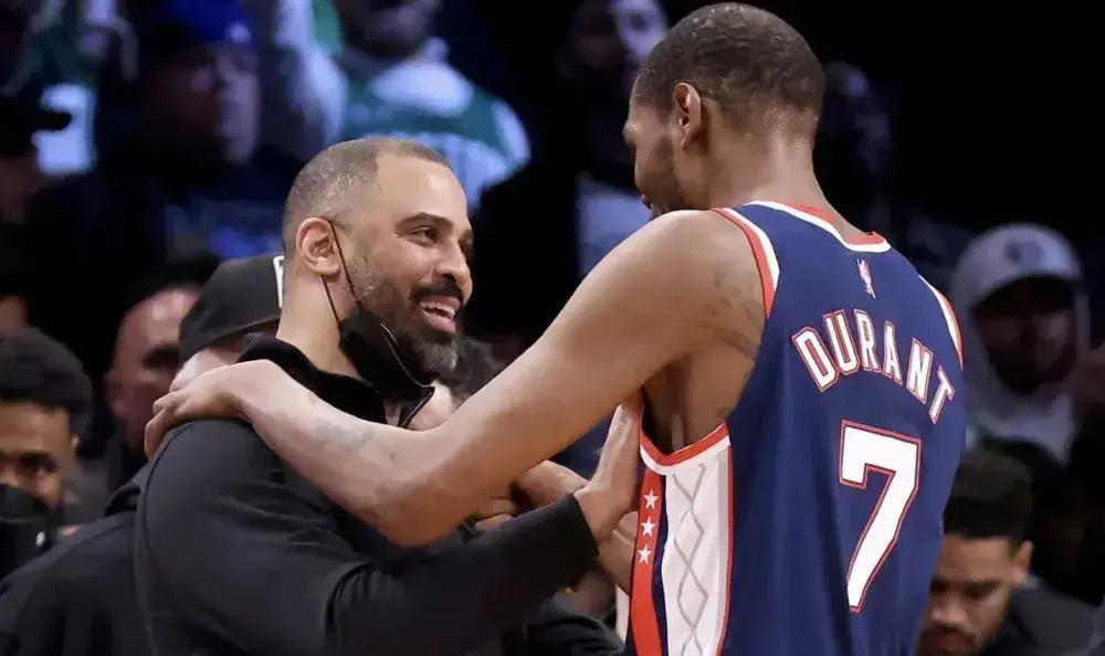 火箭这教练乌度卡，关键球老是让申京打。数据摆那儿，上赛季关键球命中率才38%，这