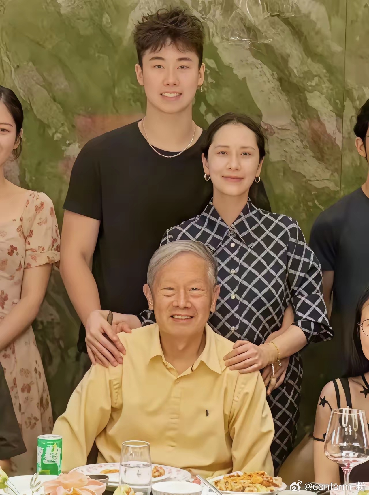 48岁海清难得晒出家族聚餐大合照，三代人同框画面格外温馨。许久未见的儿子蛋妞已经