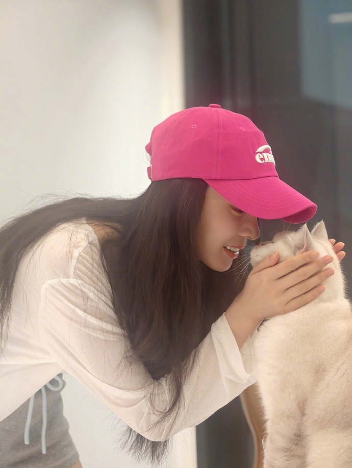 陈瑶小猫亲亲   陈瑶小猫亲亲贴贴的画面真的是太有爱了吧，漂亮的大美女和可爱的小