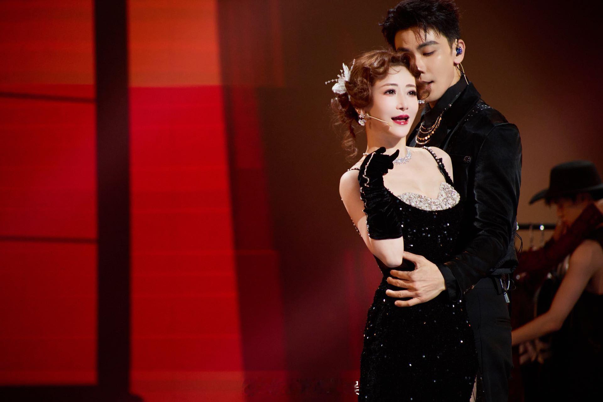  陈紫函戴向宇这舞台我真的爱了！黑裙配长手套，卷发一弄复古又好看。俩人跳舞的时候