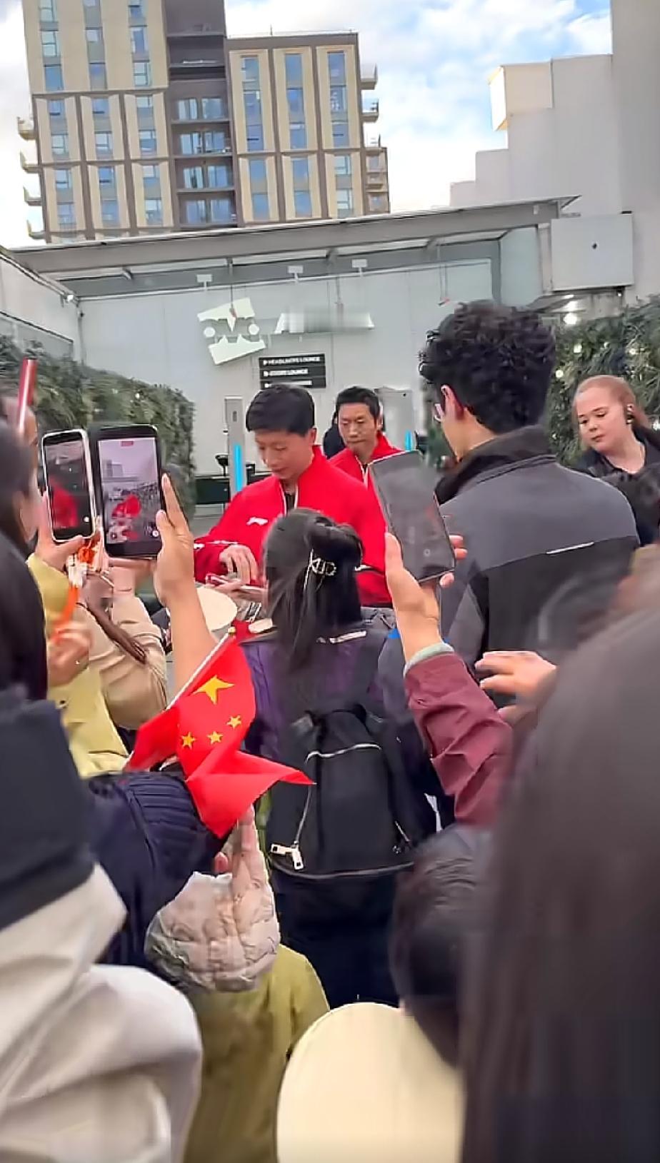 龙队为了逃离被球迷们围堵就这样使出了杀手锏！他坐在车上大喊“快回去，王楚钦马上就