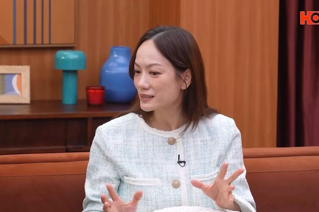 伍咏薇与好友简慕华、梁嘉琪在HOY TV节目《九运会客室》中大爆当年拍戏遭遇。简