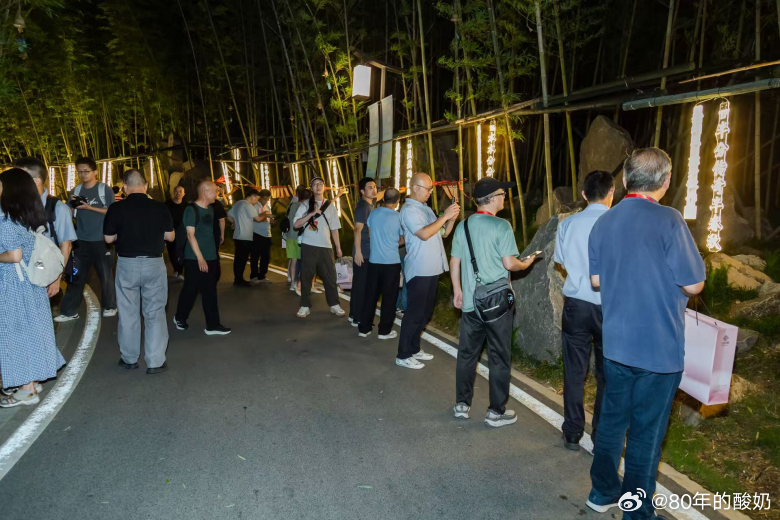 拿着手机看世界强城在行动 近日，首届“园博杯”浙江省灯谜邀请赛在温州园博园火热开