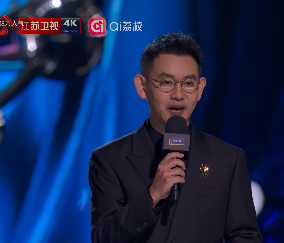 曾经湖南台出道的两位主持人，
现在成了江苏卫视的台柱子。
李响（图一，46岁）和