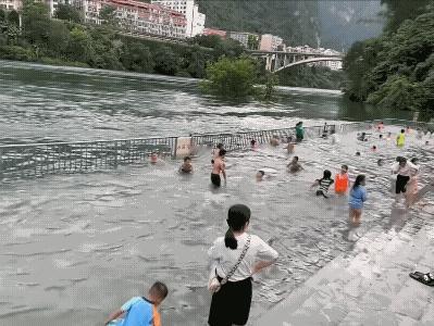 天然河道，免费泳池。栅栏拦挡，限制水深保证安全，这是当地政府真正在为民办实事好事