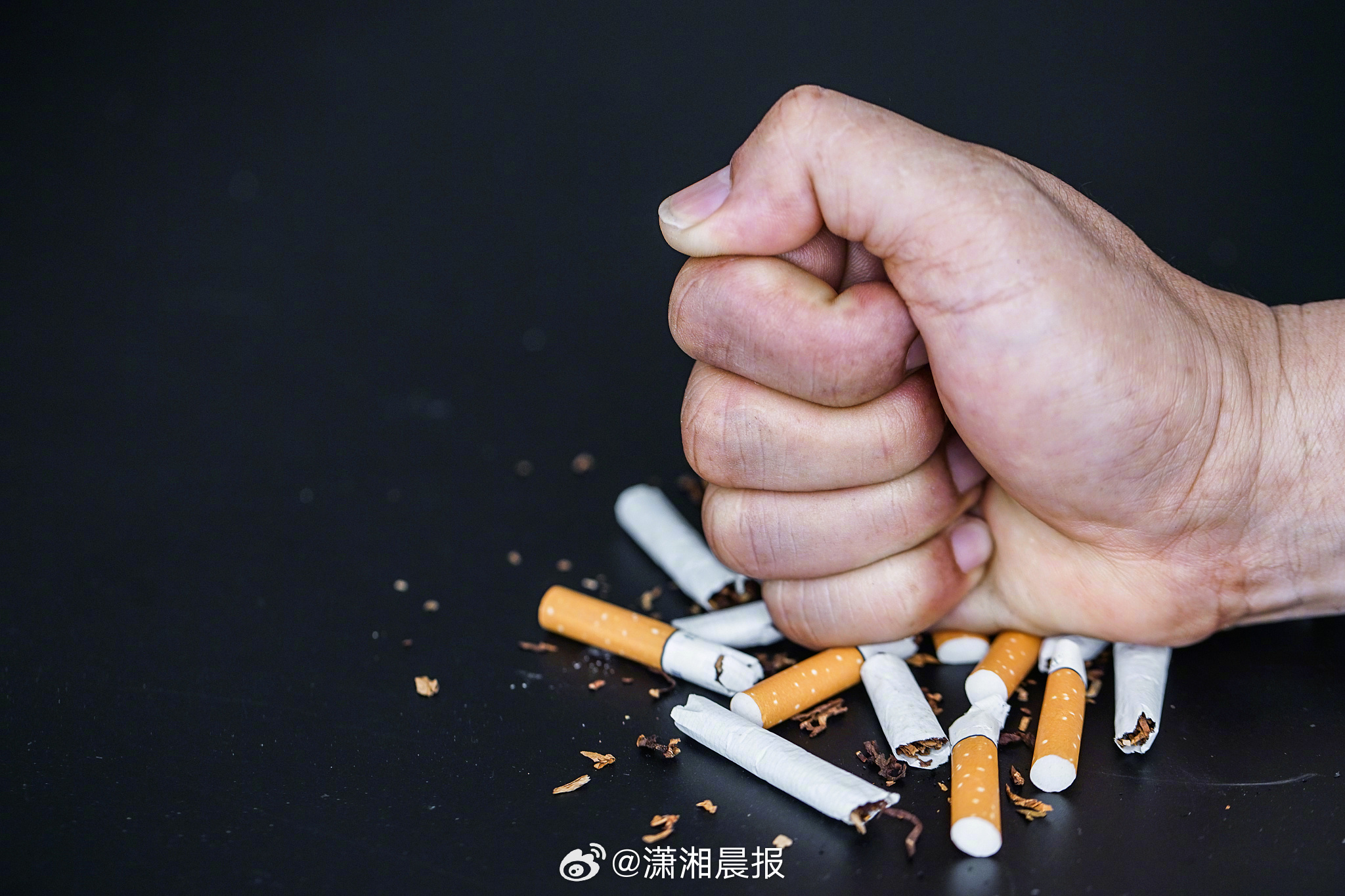 【#吸烟致动脉粥样硬化离猝死一步之遥#】#二手烟几分钟危害高达主动吸烟九成#据深