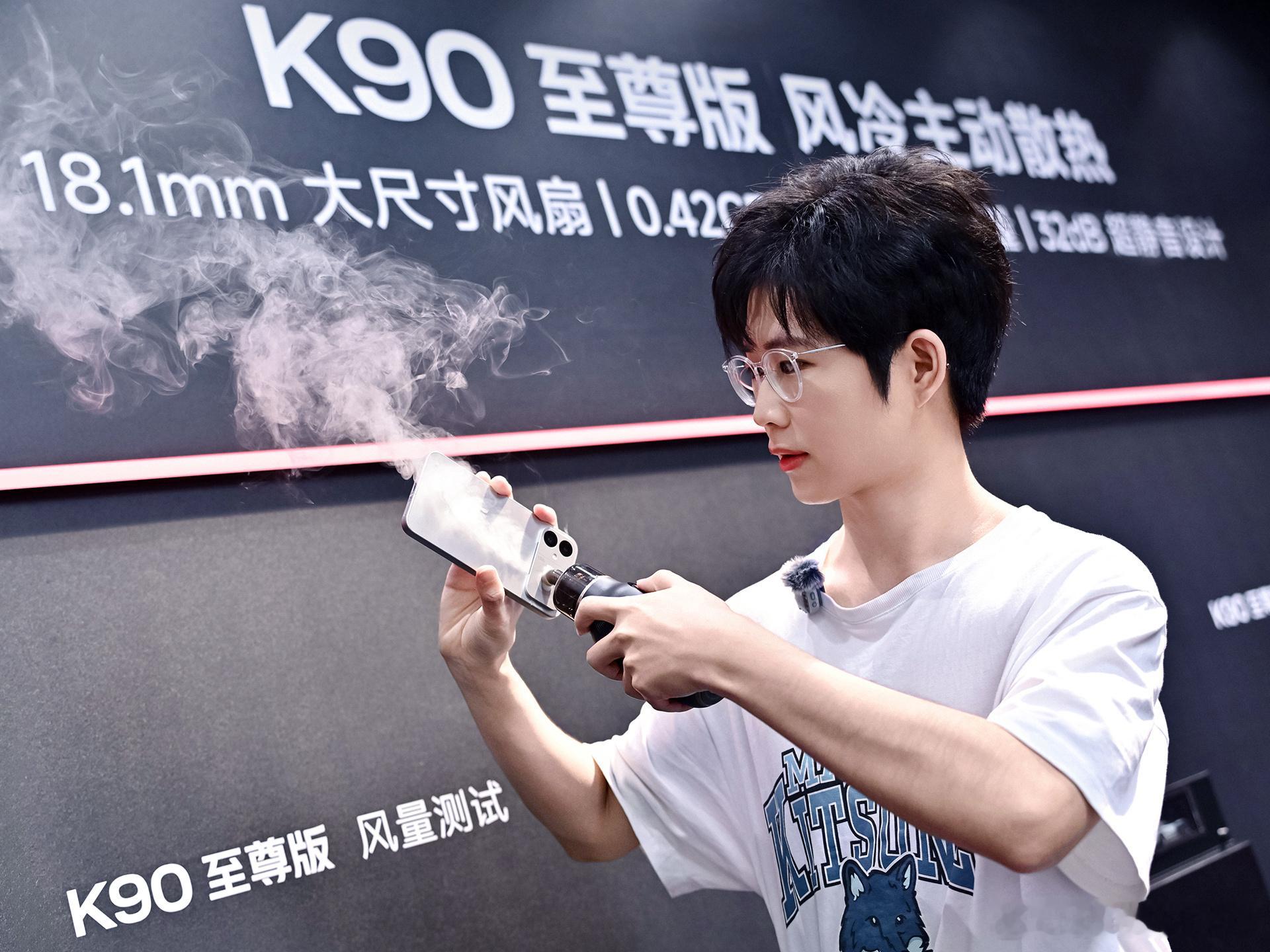 红米发布会现场秒变电竞比赛别再安静听参数了！红米K90至尊版发布会直接原地变身专