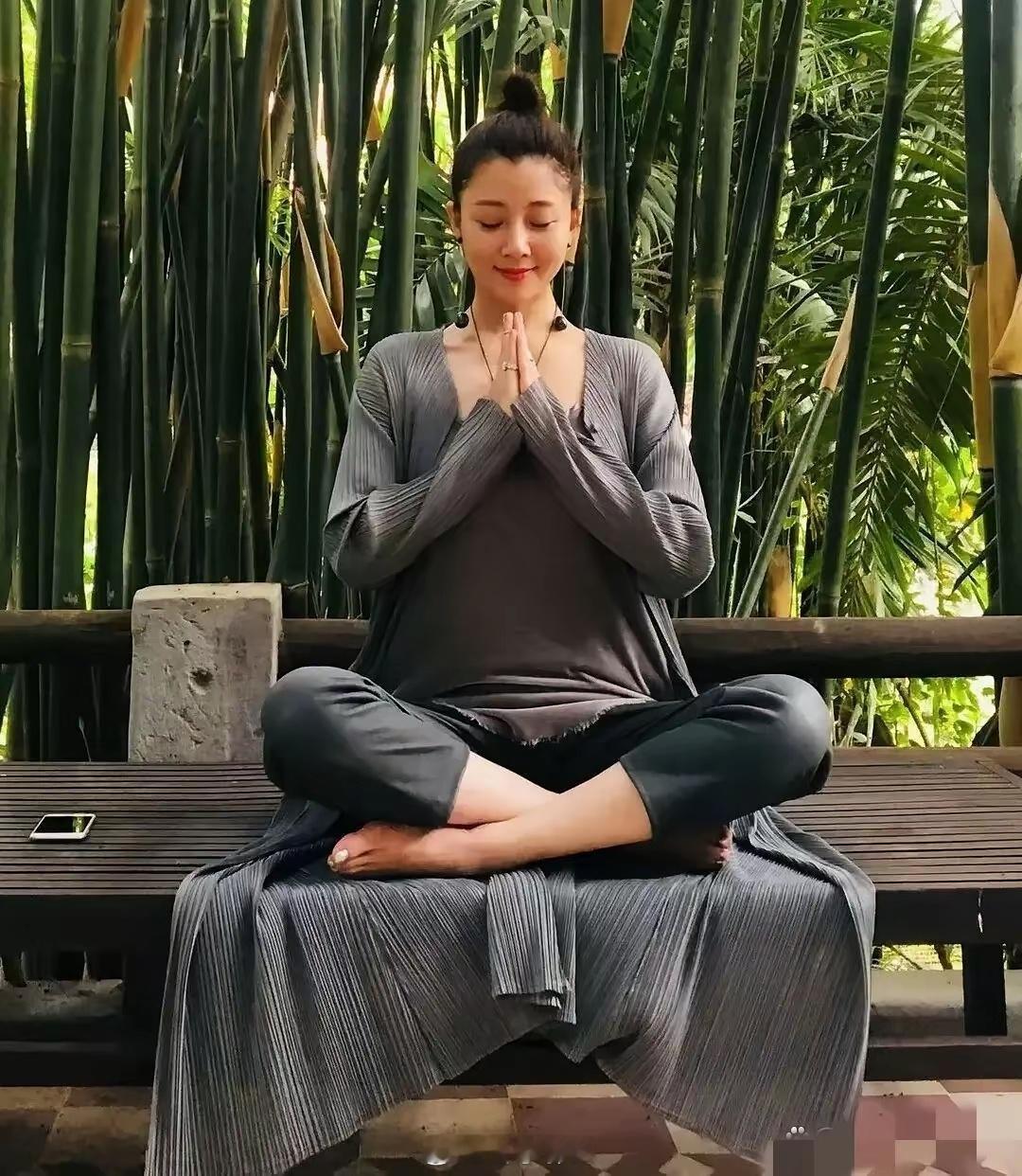 看着殷桃在深山里的模样，心里忽然就静了。不再追着通告跑，而是守着那五千平的大院子