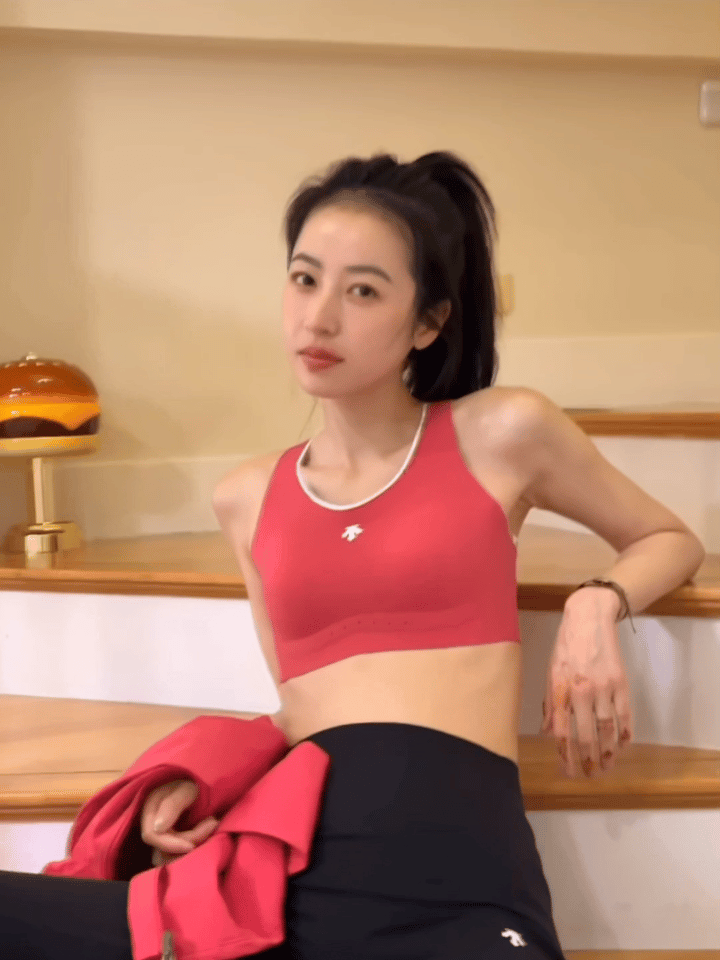 周雨彤这身运动装好看，她虽然很瘦，但是这样看也有点性感呢！