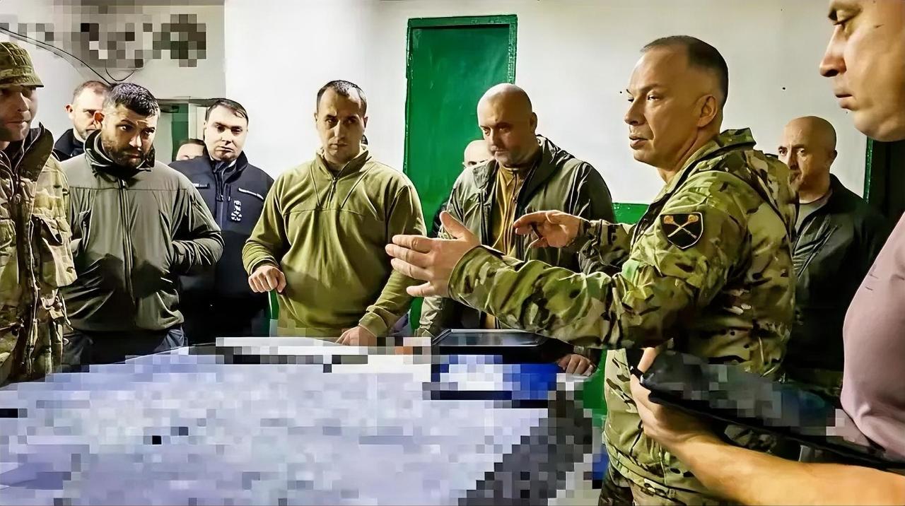 图：乌军总司令希尔斯基和乌情报局长布达诺夫在波克罗夫斯克前线。  

希尔斯基再