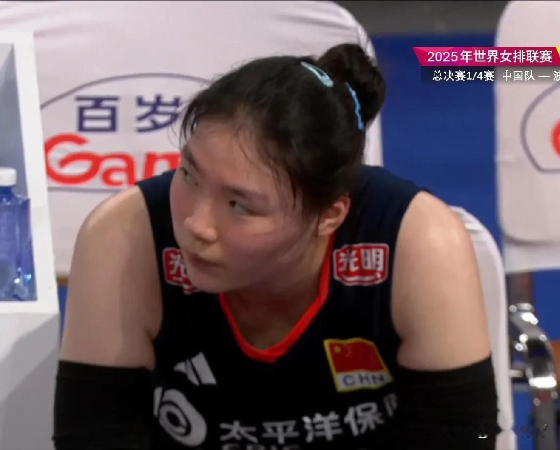 【两度领先被逆转，中国女排2-3憾负东道主波兰队】
中国女排在决胜局未能顶住波兰