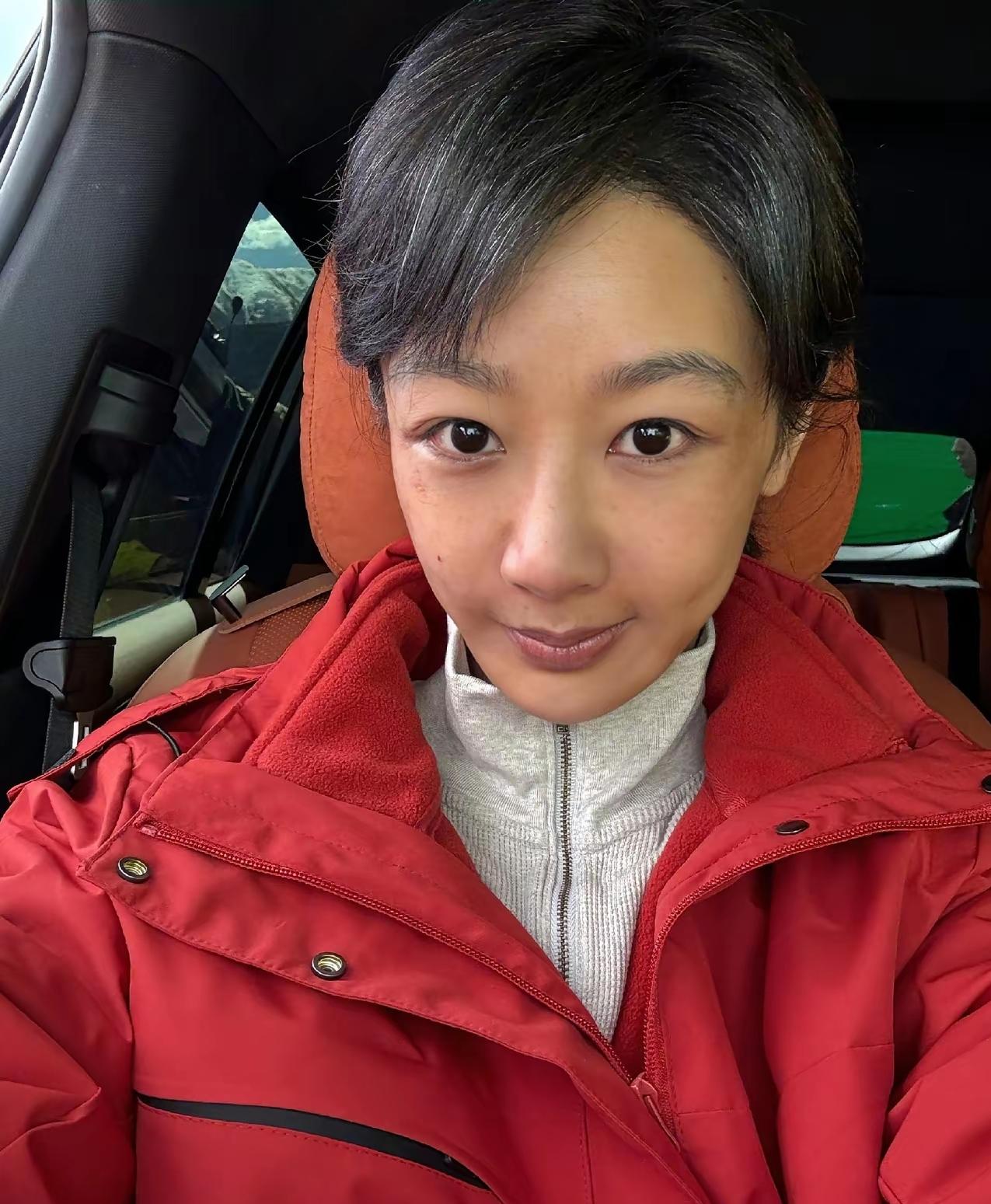 杨紫活的太通透了，
素颜出镜，丝毫没有偶像包袱，
现在的明星，
别说女的了，
就