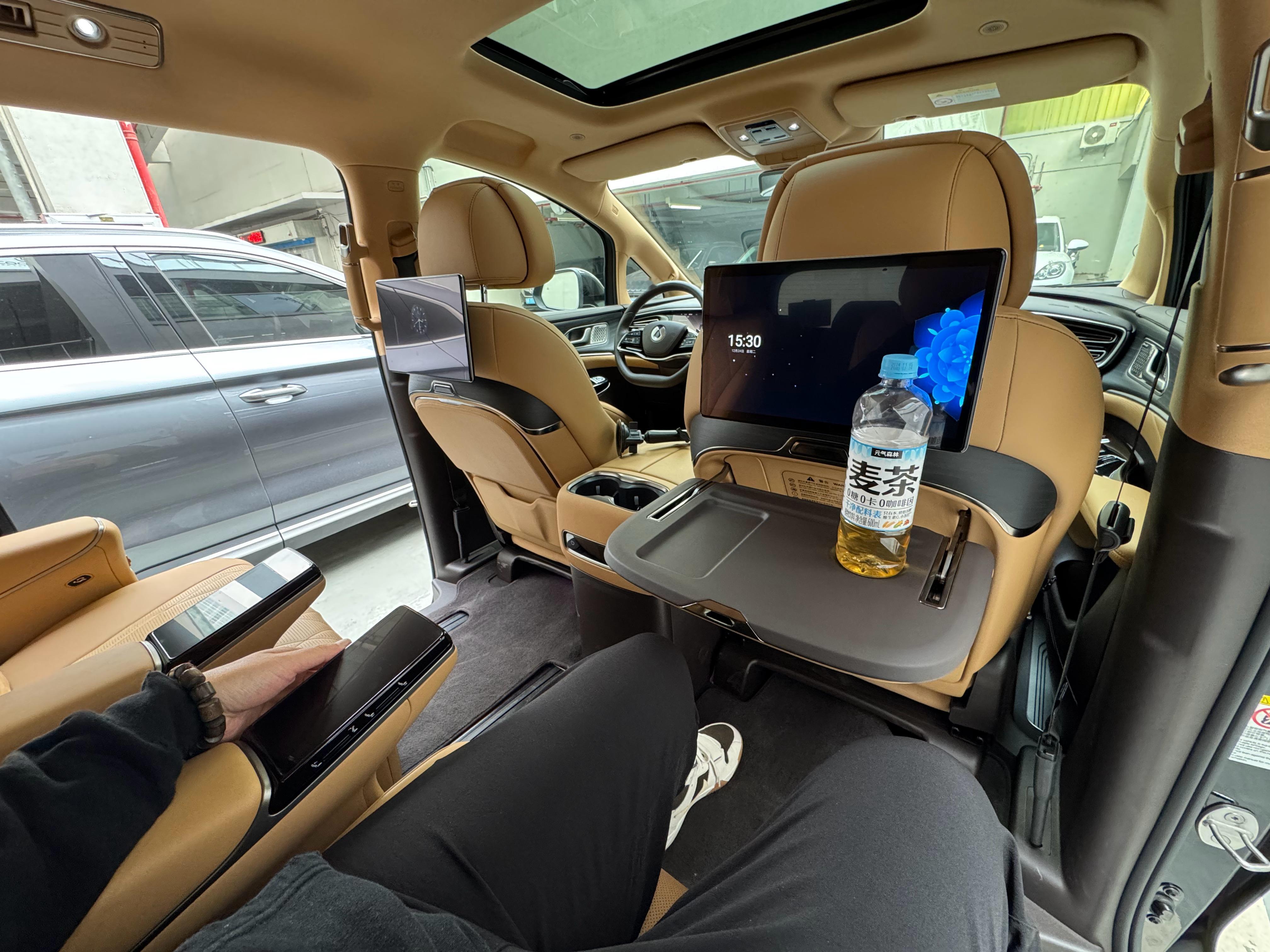 享受这一刻的舒适和宁静。 