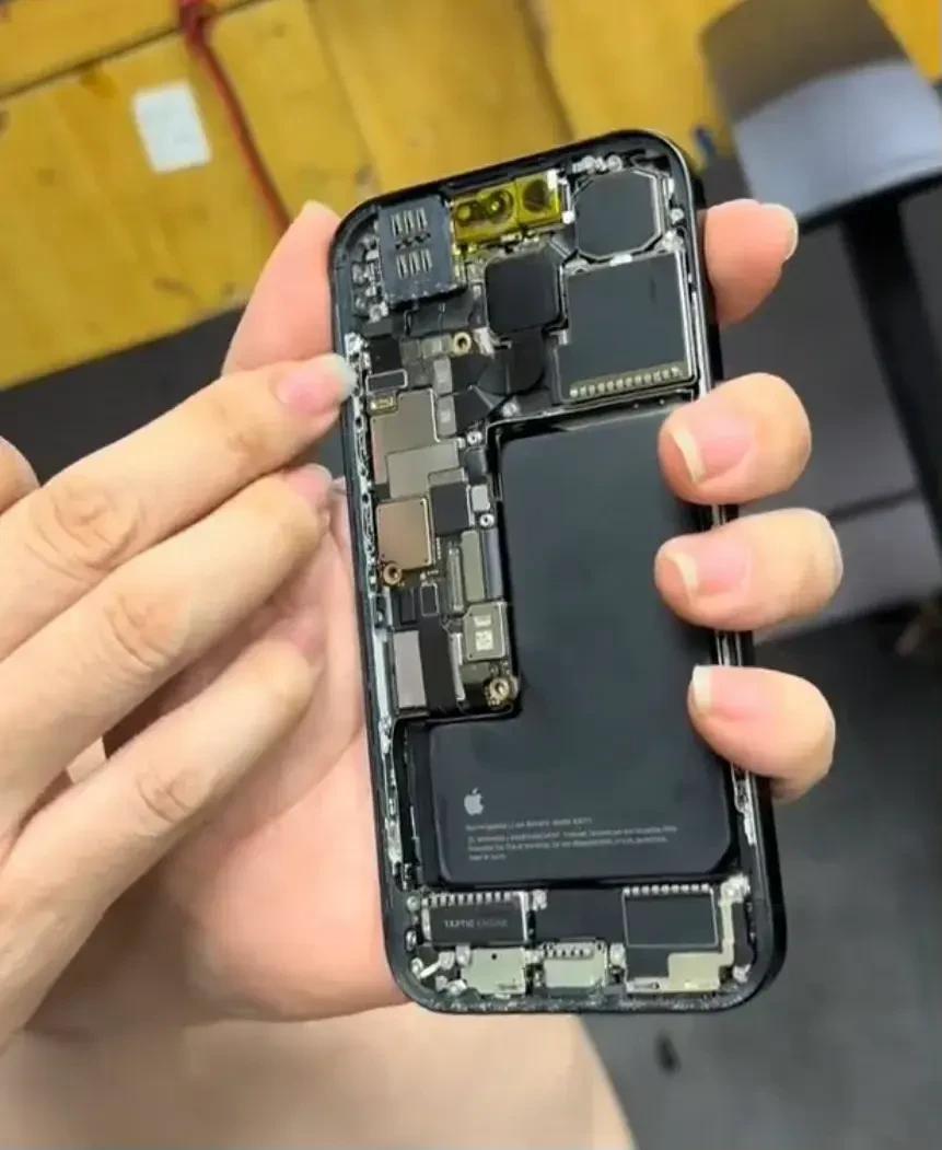 美版iPhone15 Pro不能插卡？不存在的，华强北已经搞定了，插卡，外壳开槽