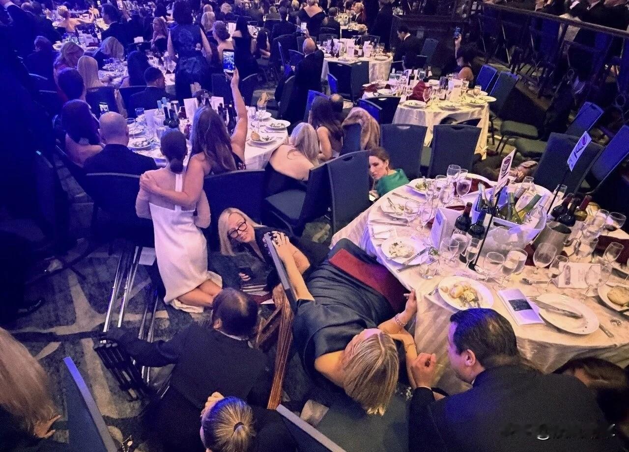 到底是什么原因，让一位美国白人公民对美国的白人精英举起了枪？
没人知道，也没人关