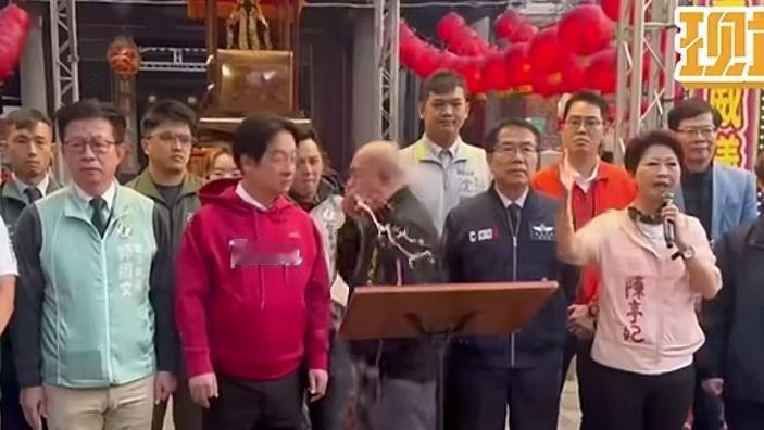 在2月18号赖清德到台南拜庙。他身旁的主讲人突然呕吐差一点就吐到赖皮狗一身。台独