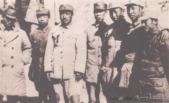 贺龙(左三)与关向应(右一)、彭真等在延安。