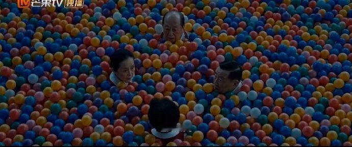 AI短片百岁幼儿园脑洞 万万没想到AI能拍出这种深度，百岁幼儿园脑洞大开，烟火气