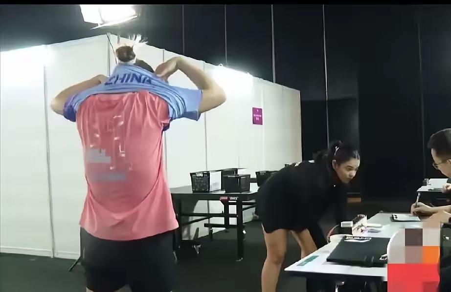 国乒陈幸同赛场当众换球衣，对手迪亚兹直接看愣！
乒乓球赛场节奏快到分秒必争，衣服