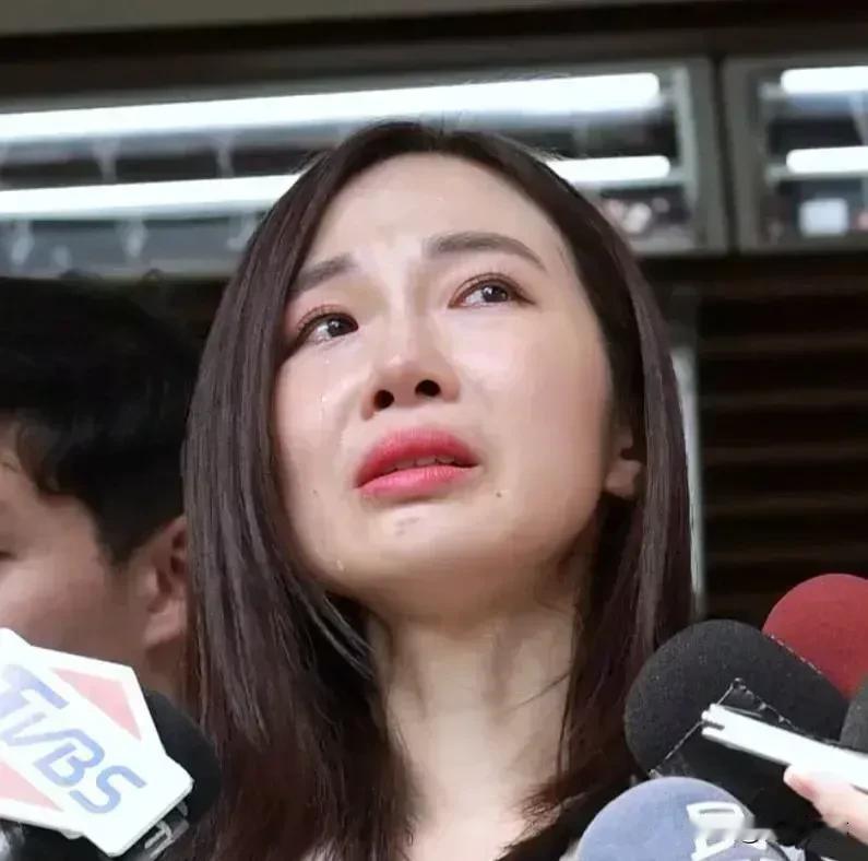柯P美女发言人辞职了，表示着民众党内斗即将掀桌了，考验柯P的时候到了，看柯P如何