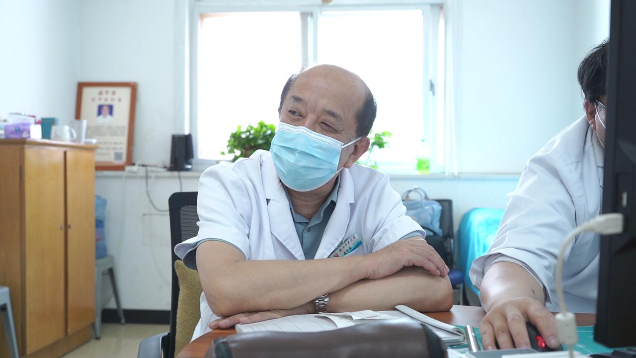 抽动症，是孩子太害怕了，孩子心肝失调！家长要负大部分责任！  
 
见过太多抽动