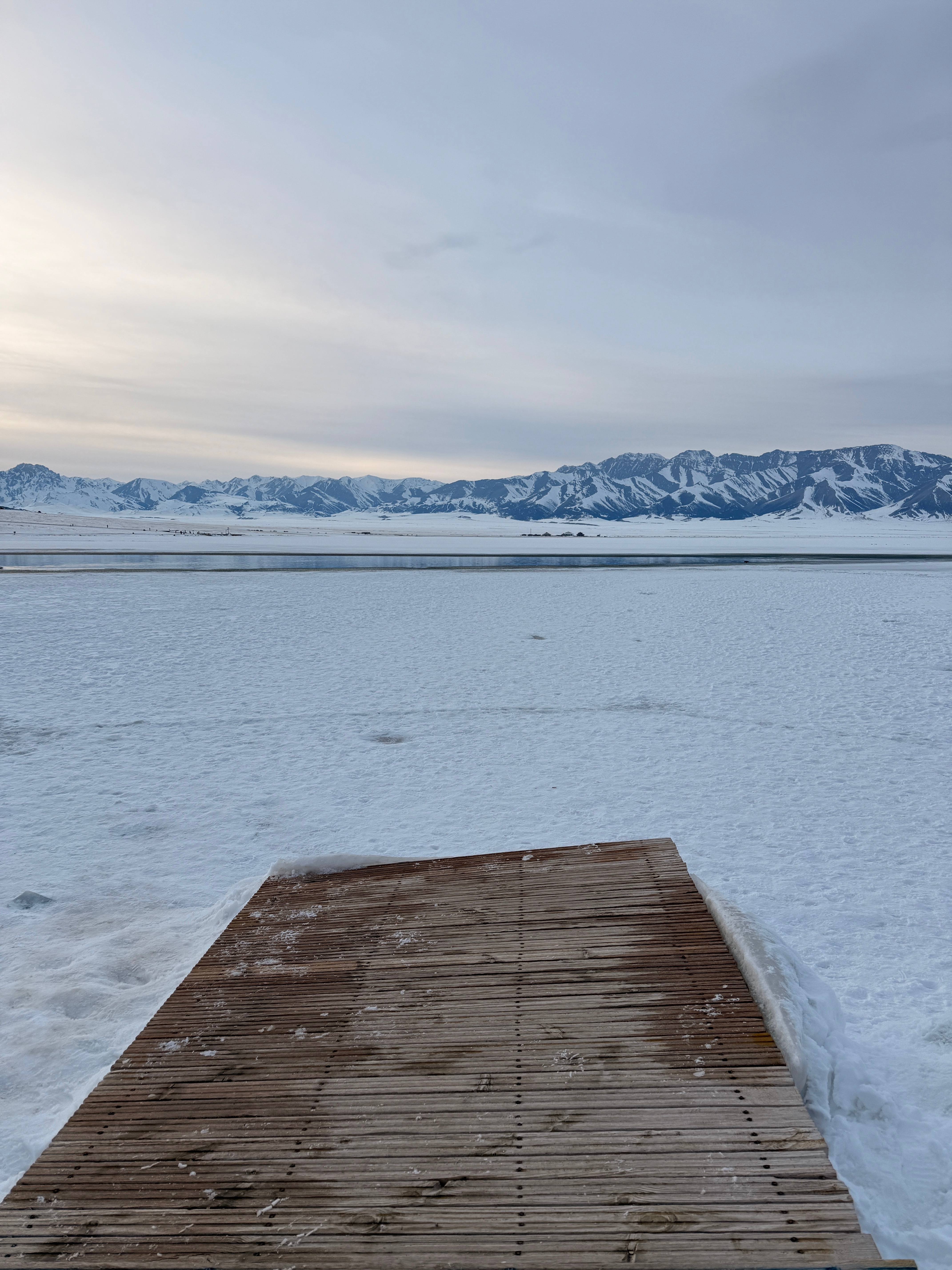新疆湖泊一半冰封一半春今年去赛里木湖的时候整个湖基本是全冻上的就一小片没冻上 还