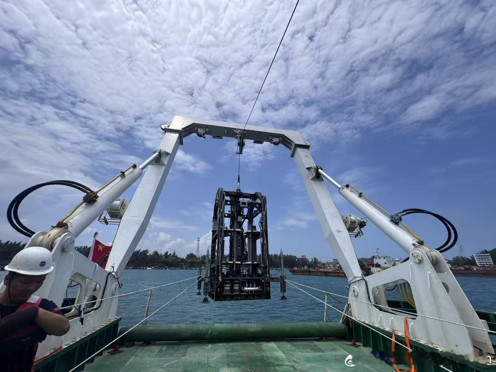 最新科技消息 【我国近海自主高科技绿色钻探勘查装备亮相海南】近日潮间带滩涂绿色找