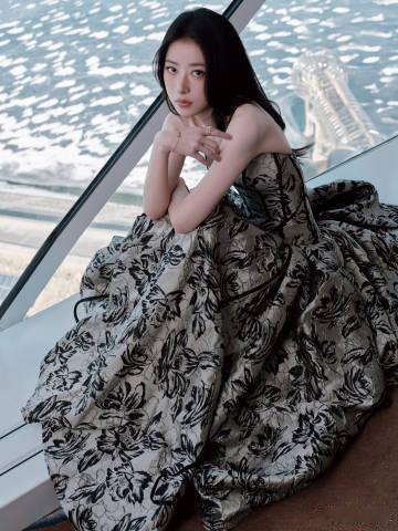 周雨彤繁花抹胸裙 周雨彤穿上繁花抹胸裙，仿佛把整个春天都穿在了身上。繁花曳影，她