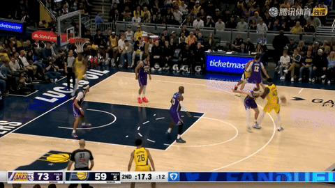 解说：老詹不愧是联盟快攻第一人啊。

半场前的最后时刻，老詹还捞得一次快攻的机会