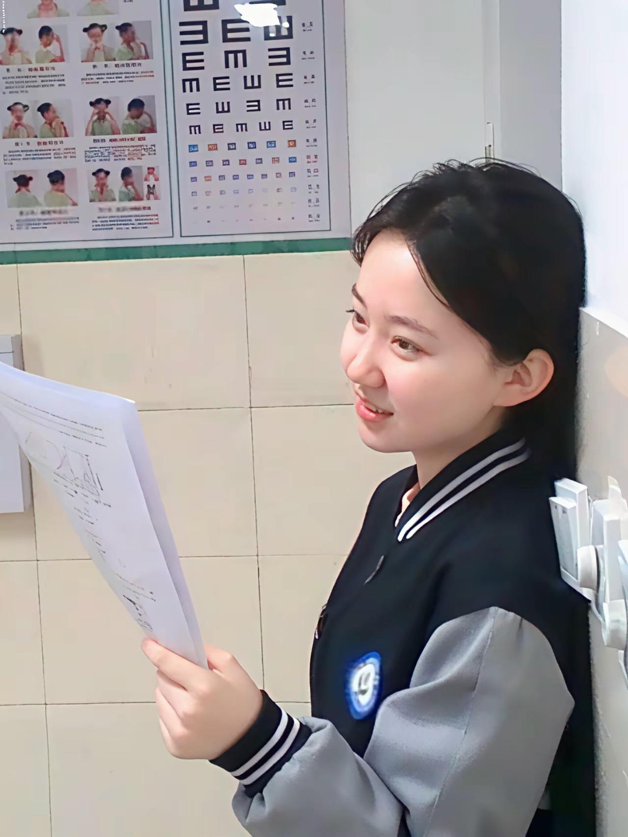 这姑娘在视力测试室里看书呢。 娃的视力 测试自己的视力 学生视力测试