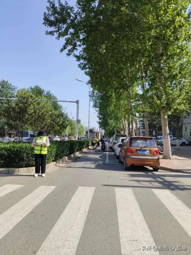 到底该画路收费，还是该创造便利？
每次去湘潭北站，发现整条路上都是画了线的收费车