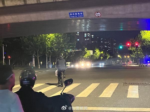 【#市民称南通车祸路口信号灯异常#：时好时坏，已持续一段时间】5月10日中午，江