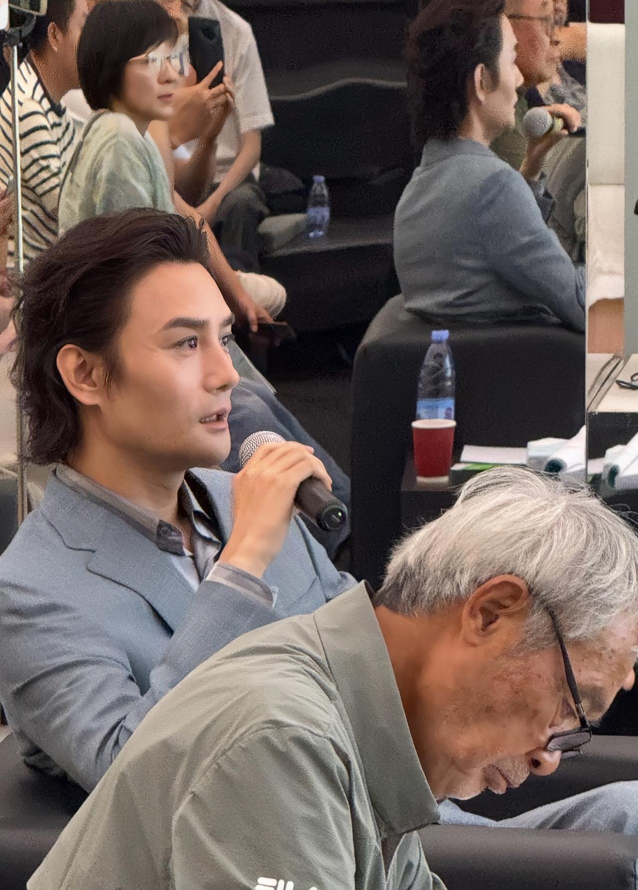 8月15日，有位网友在北京偶遇王凯，他在活动现场，正在发言的画面。

王凯换发型