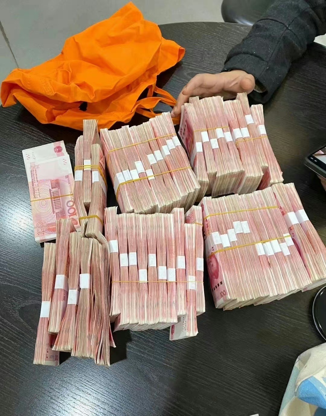 莫言说过：一个人混到最后，一个朋友也没有，往往只说明了一个问题：他身上没有值得别