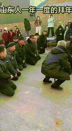 山东的拜年名场面又火了！百米长队“咚咚”磕头，年味拉美
大年初一凌晨三四点，小辈