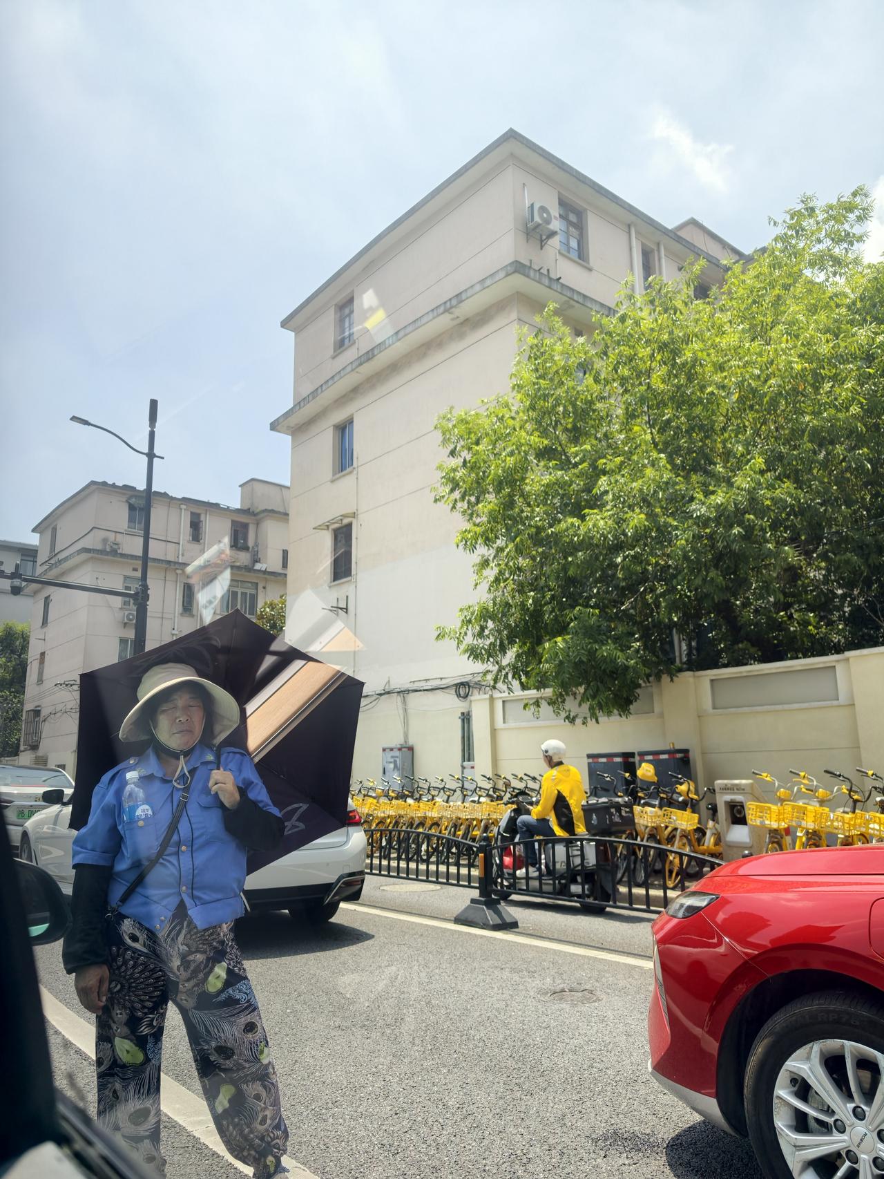 今天终于出院啦，儿子开车来接，花了一个多小时才上车。医院周边太堵了，没法停车，也