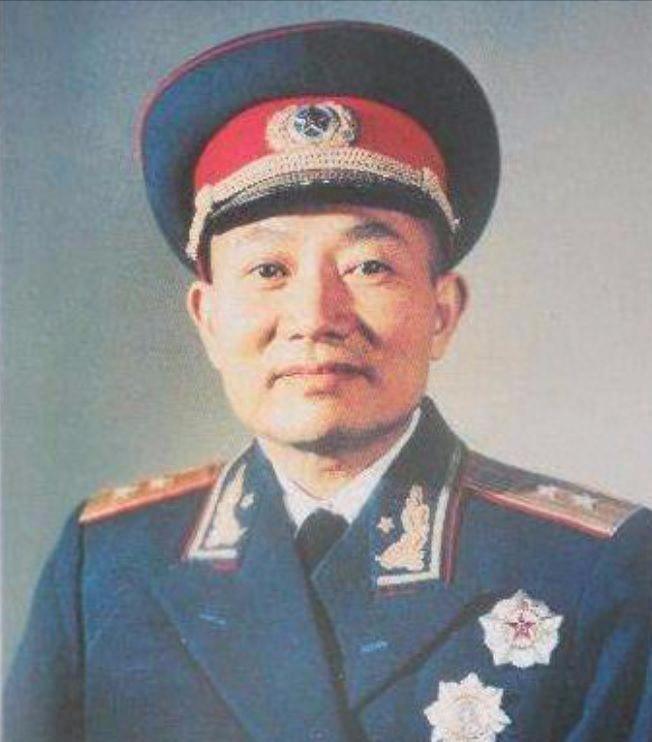 1942年，一名伪军跑到八路军司令部，从身上掏出一只棉鞋，司令员易良品看到后，脸