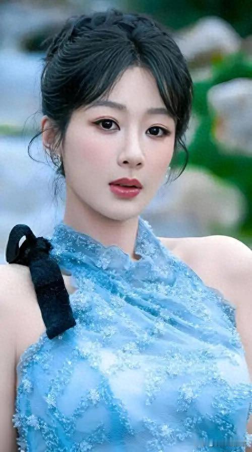33岁杨紫封后！白玉兰视后遭围攻，到底挡了谁的道？

白玉兰颁奖礼上，杨紫手捧奖