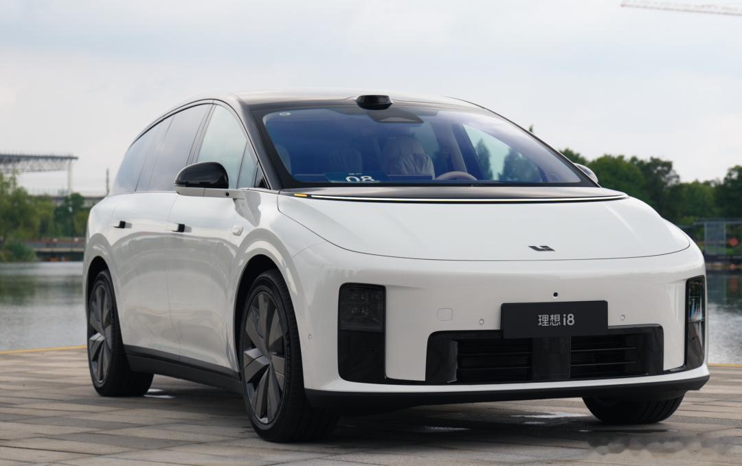 路上再看到理想i6 i8的时候，还是觉得设计很别致。视觉中心一般都是先落在两个面